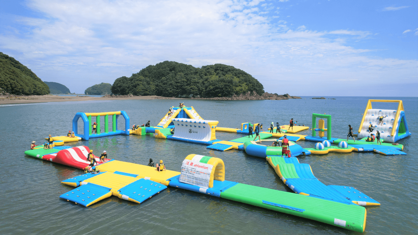 この夏を、いちばんに。海上アスレチック「BEACH HOPPING 2025」で